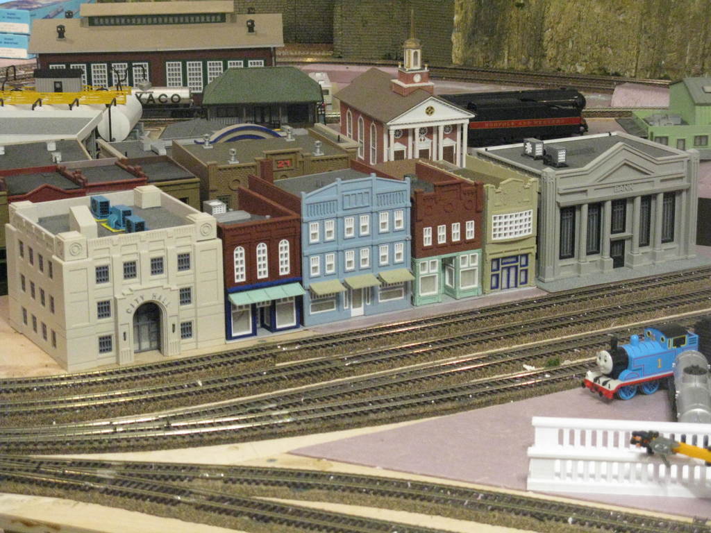 Free STL file HO Scale Main Street Three 🏛️・3D printer model to