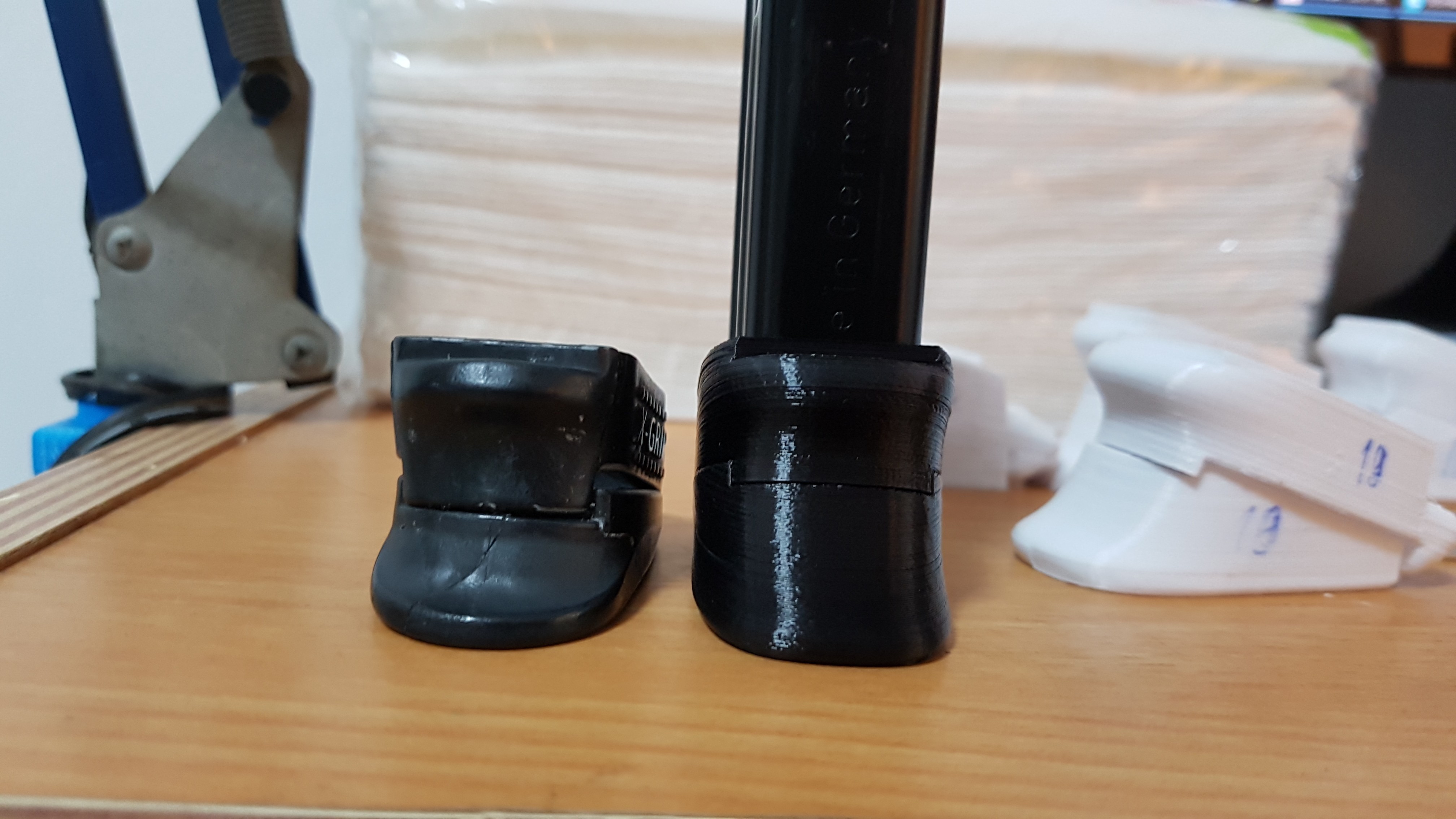 STL file P2000SK USPC/P2000 Mag Adapter Grip・3D printer design to