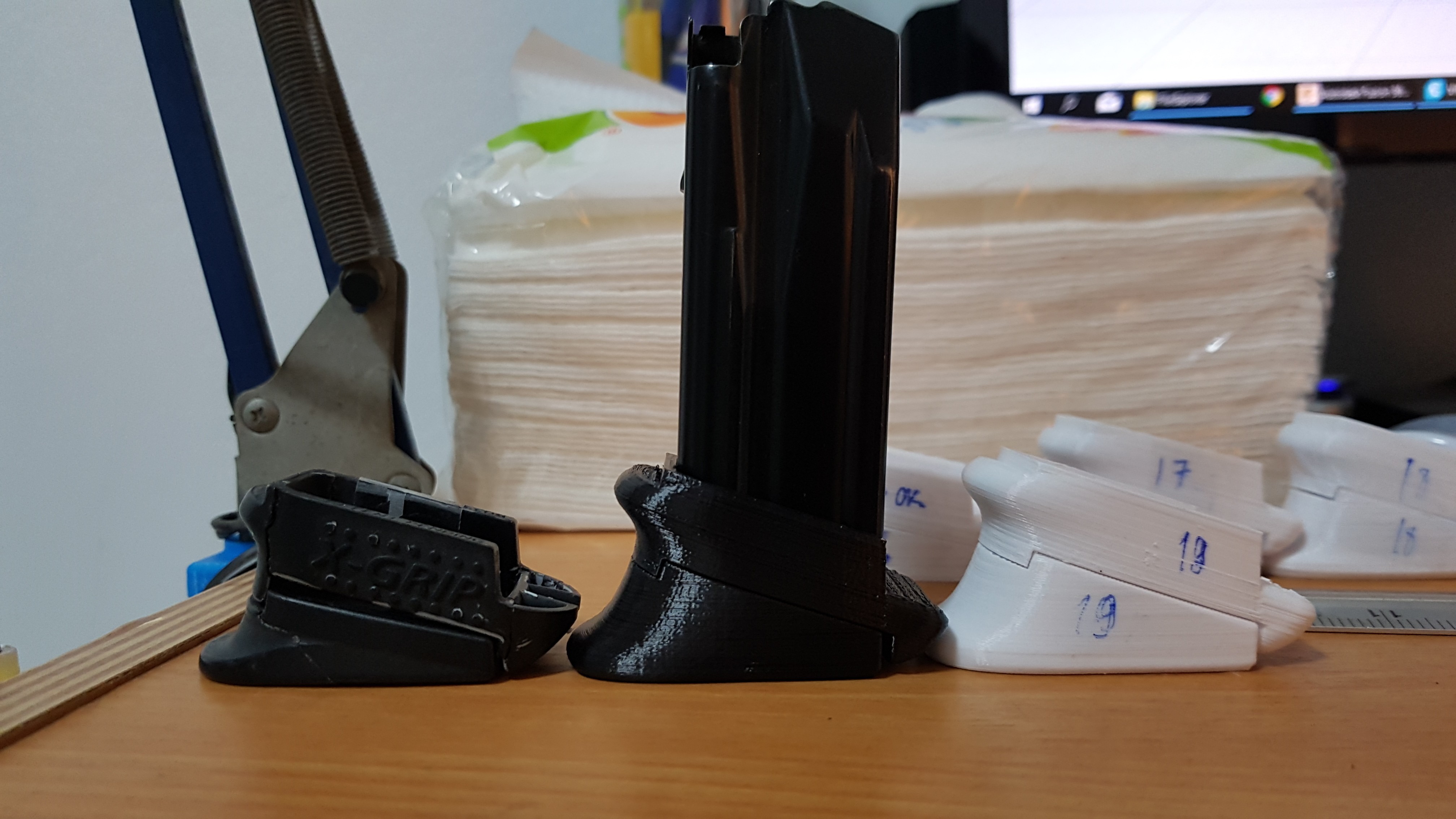 STL file P2000SK USPC/P2000 Mag Adapter Grip・3D printer design to
