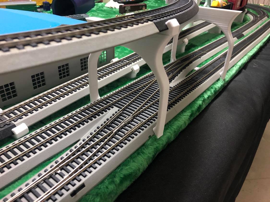 thumbnail interactive-video image 1 of Bachmann EZ-Track Tall Pier Set For N Scale Trains - 8 Pieces, 44872 1 of 6