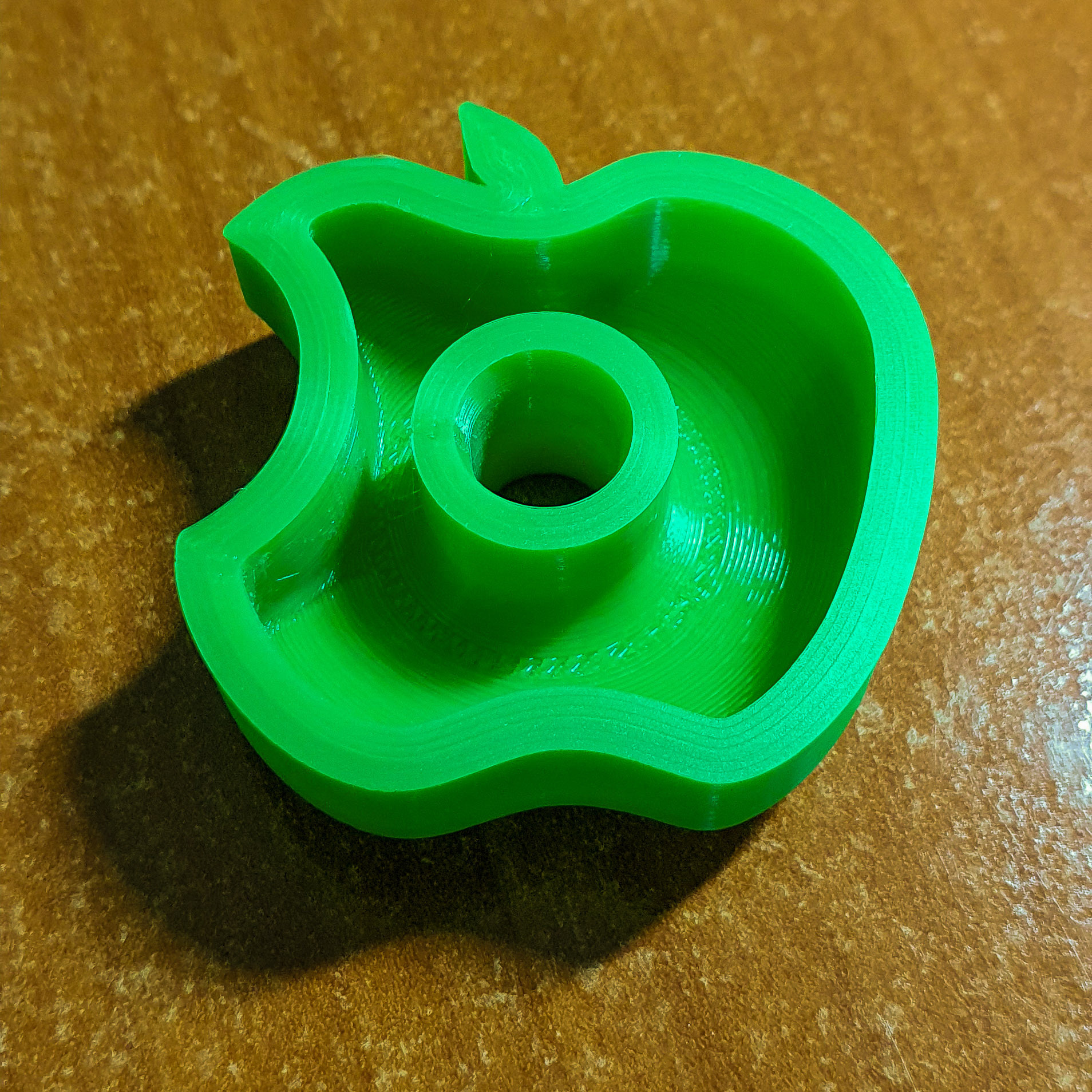 Fichier STL gratuit Centreur vinyle 45 tours 7" vinyl adapter 45rpm Apple 🍎・Modèle pour