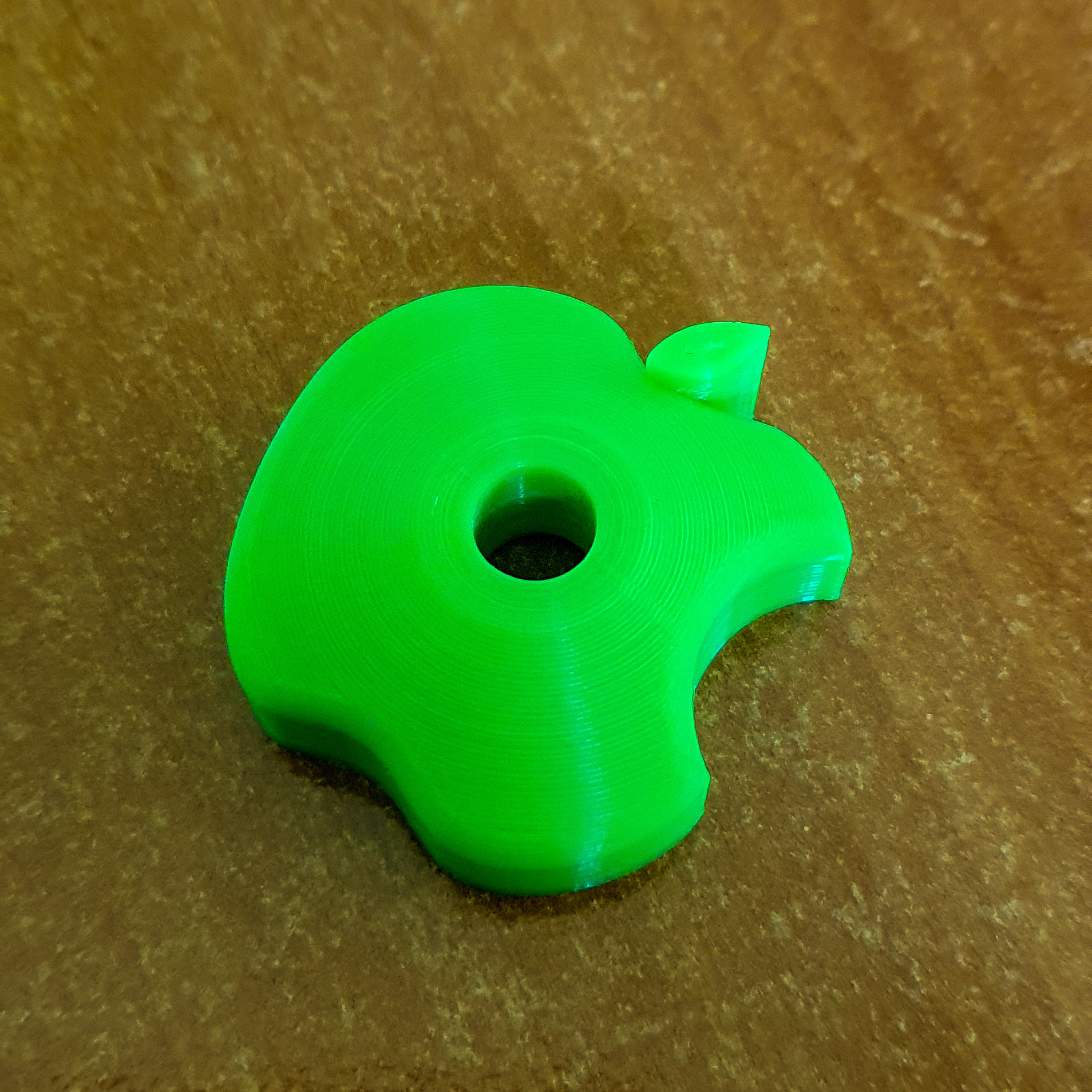 Fichier STL gratuit Centreur vinyle 45 tours 7" vinyl adapter 45rpm Apple 🍎・Modèle pour