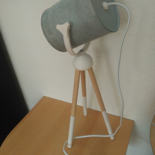 Tripod lamp with wooden legs