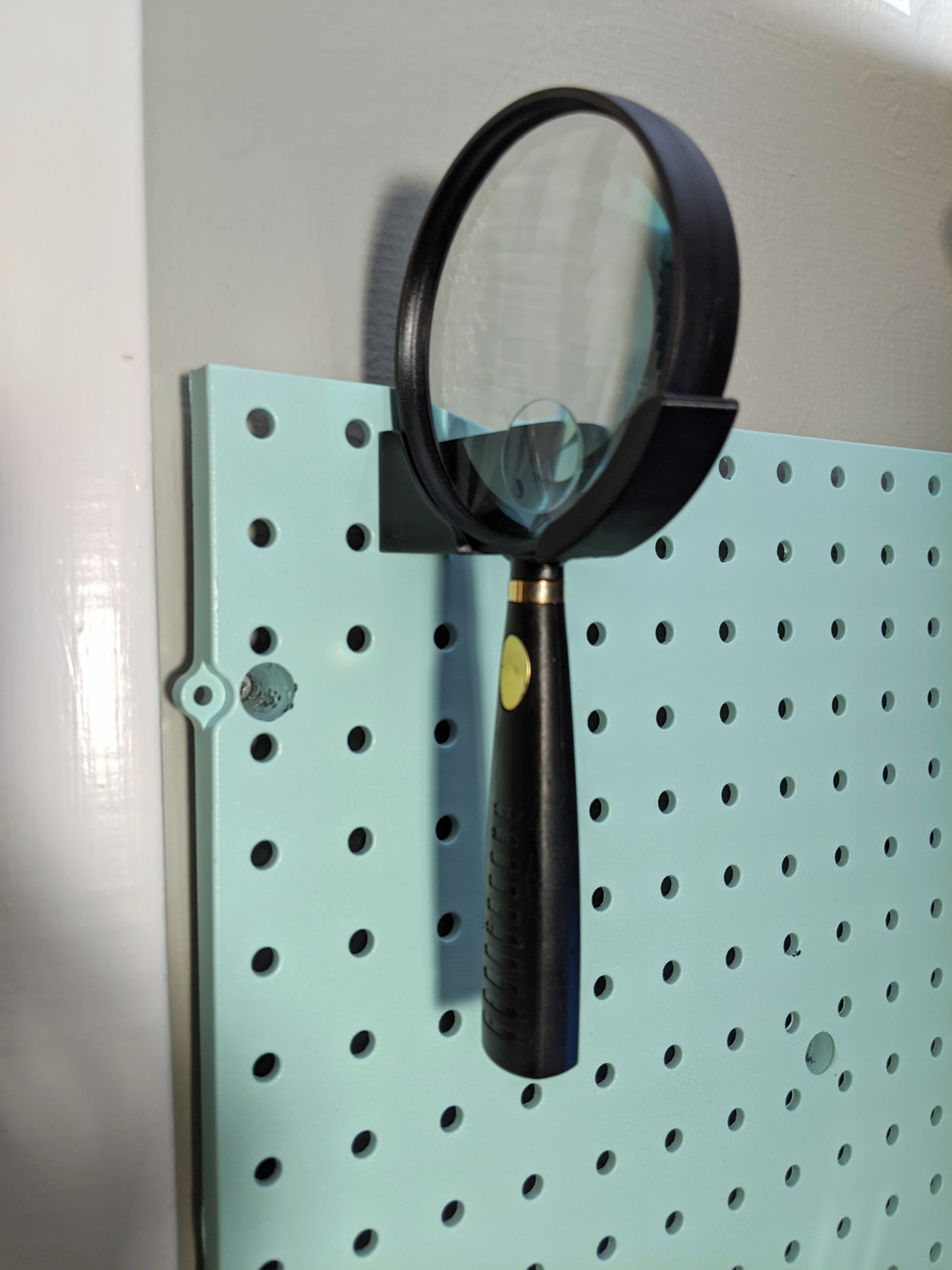 Download free STL file Pegboard Magnifying Glass Holder • 3D print