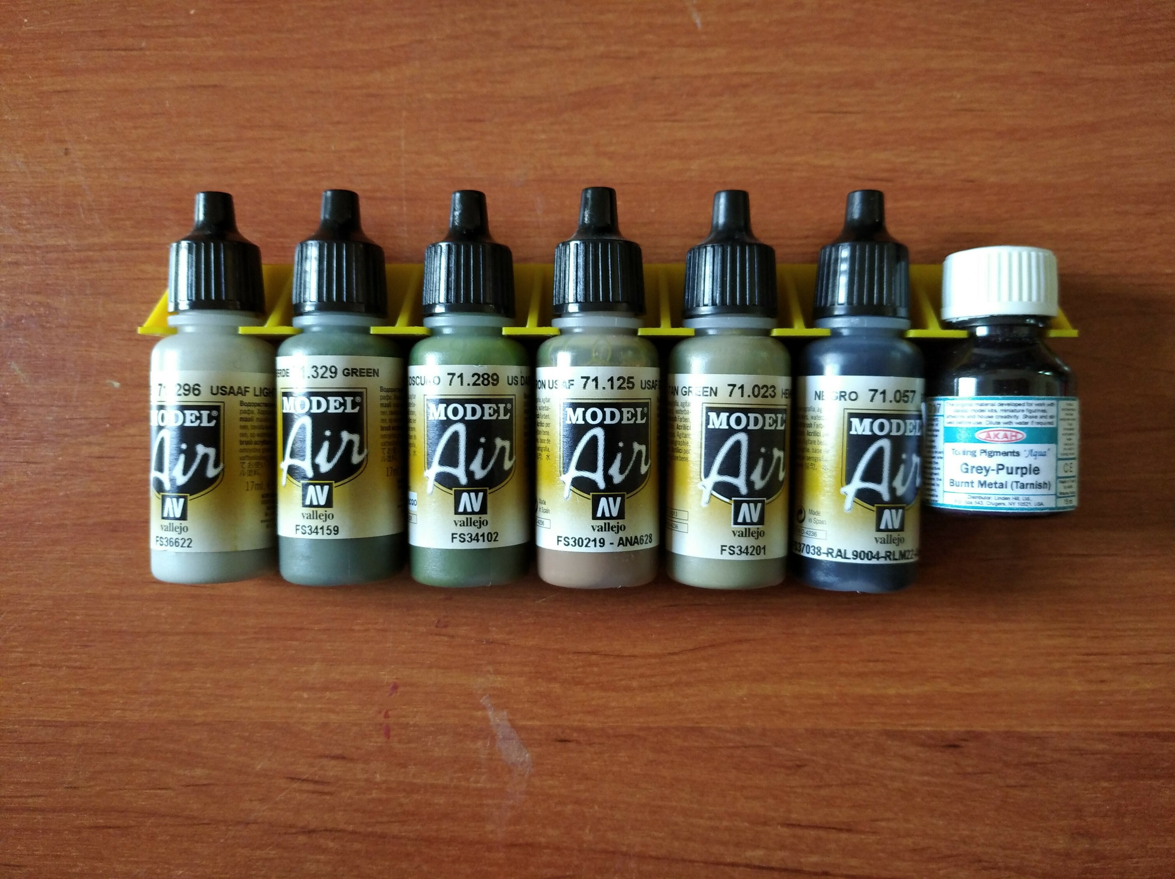 3D printing createx + vallejo paint wall holder • made with Original