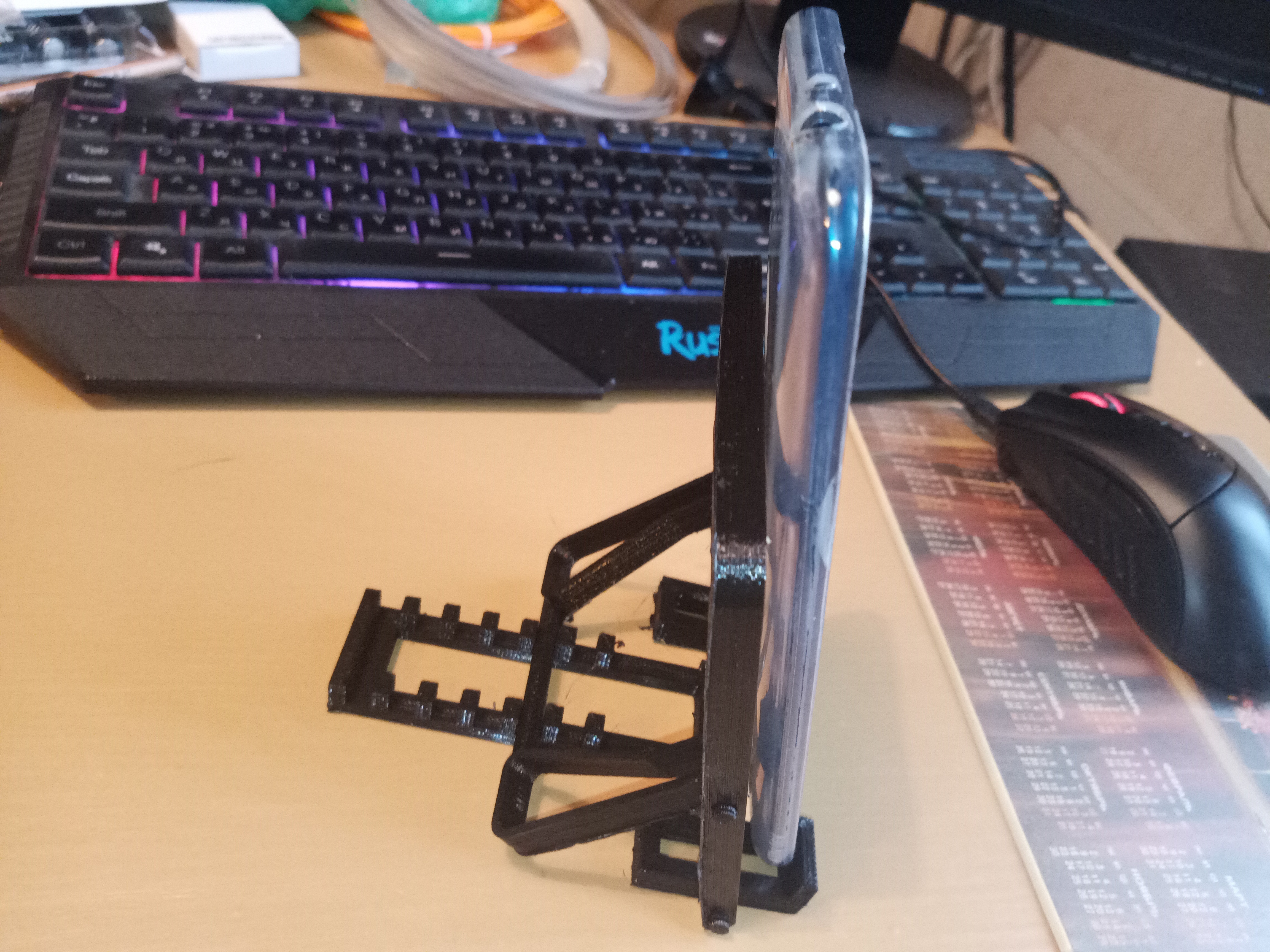 Download STL file universal phone holder Onepiece printing mechanism Holder Kitchen Table