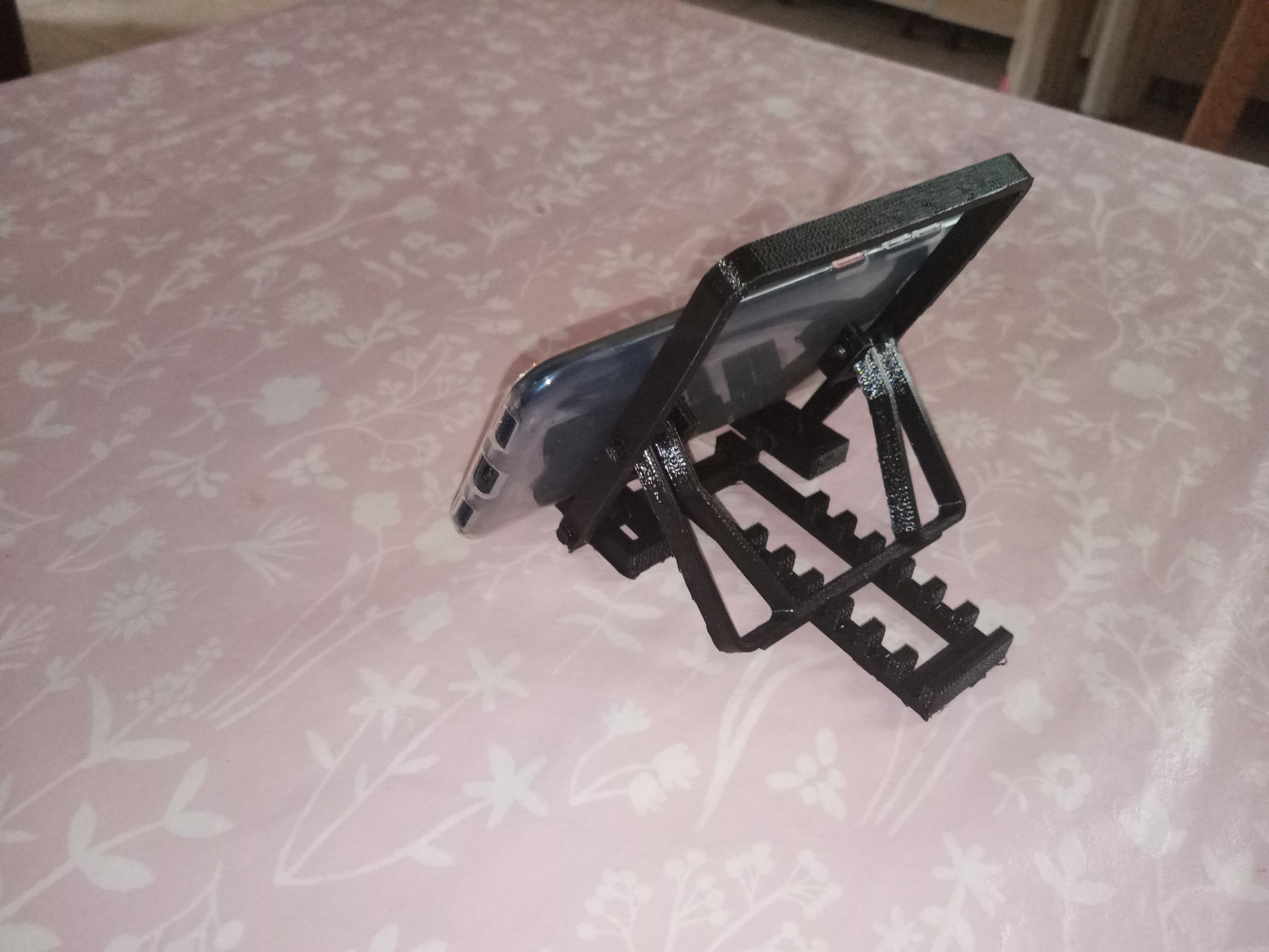 Download STL file universal phone holder Onepiece printing mechanism Holder Kitchen Table