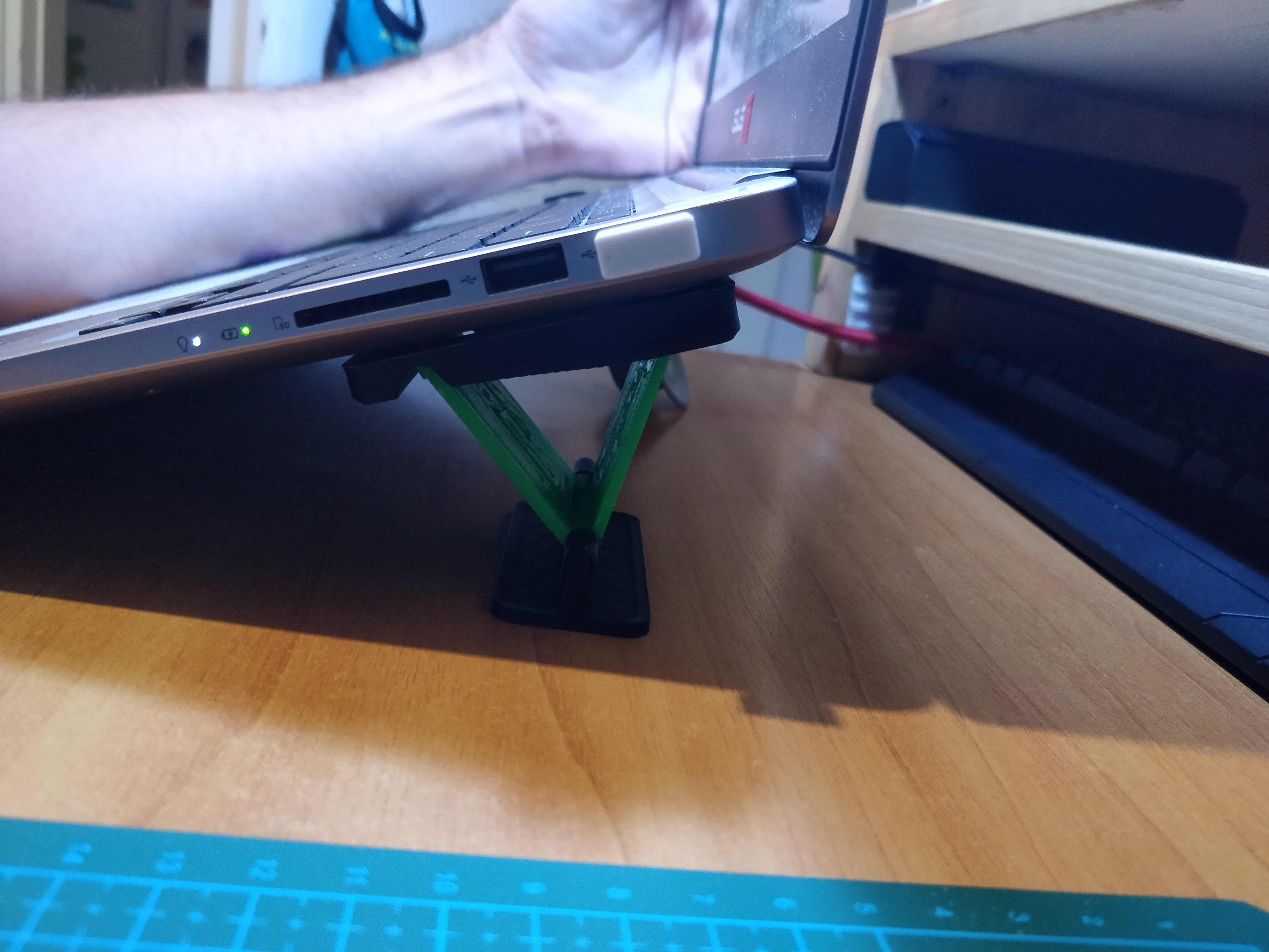 Free STL file Adjustable Laptop Stand [WIP] 💻・3D printing model to