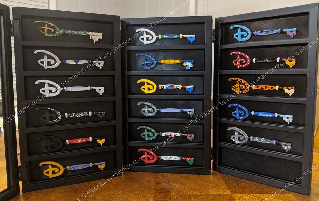 Free STL file Disney Store Key Holder for Studio Décor Coin Display