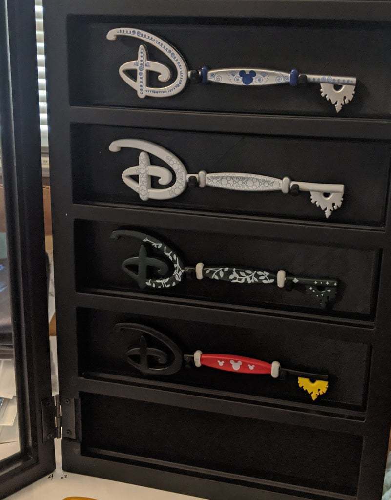 Free STL file Disney Store Key Holder for Studio Décor Coin Display