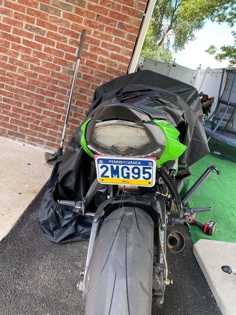 STL file Kawasaki 2009 ZX6R license plate holder 🏍️・3D print model to download・Cults