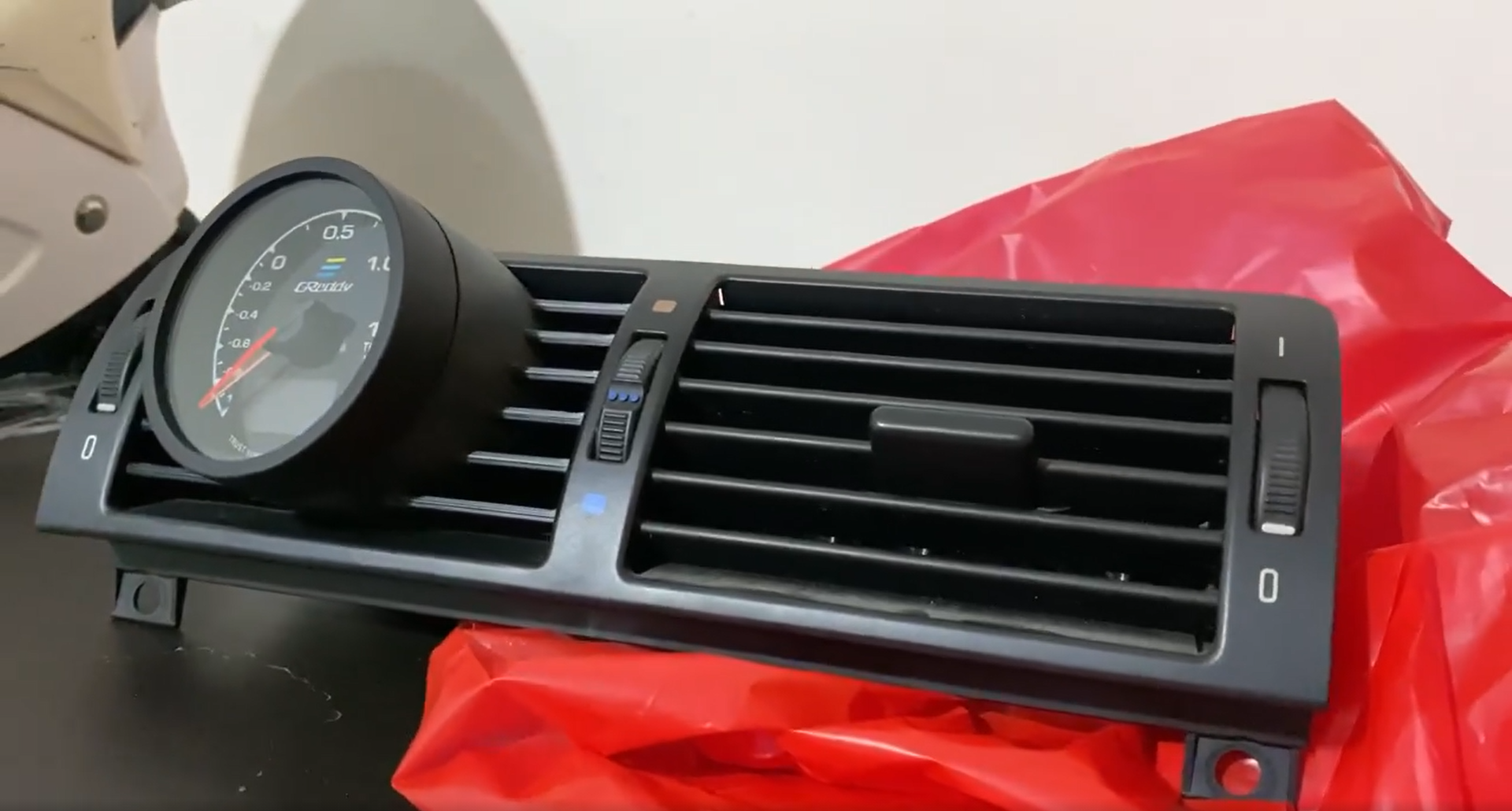 STL file Air Vent Gauge Pod, 62mm, Fits BMW E46 Central "Arlon Special