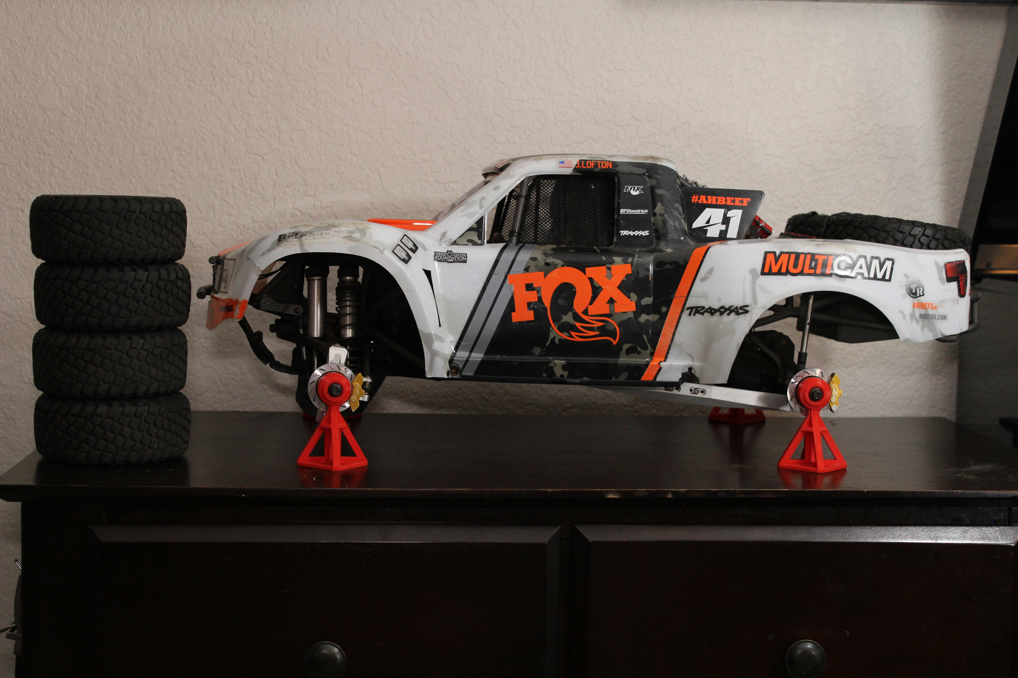 STL file Traxxas UDR Hub Jack Stand・3D print model to download・Cults