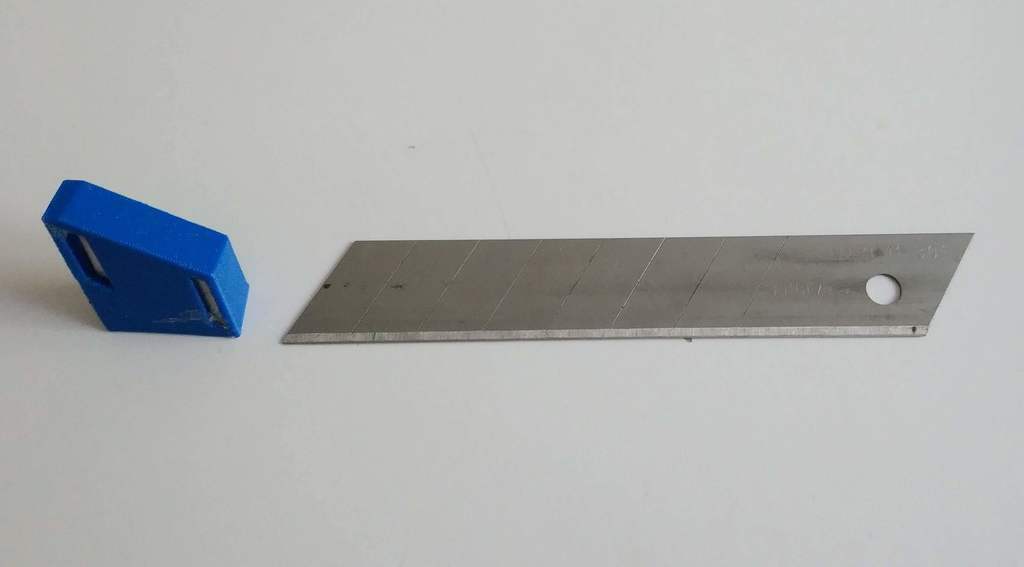 Free 3D file 1,75 filament sharpener for segment knife blade・3D print