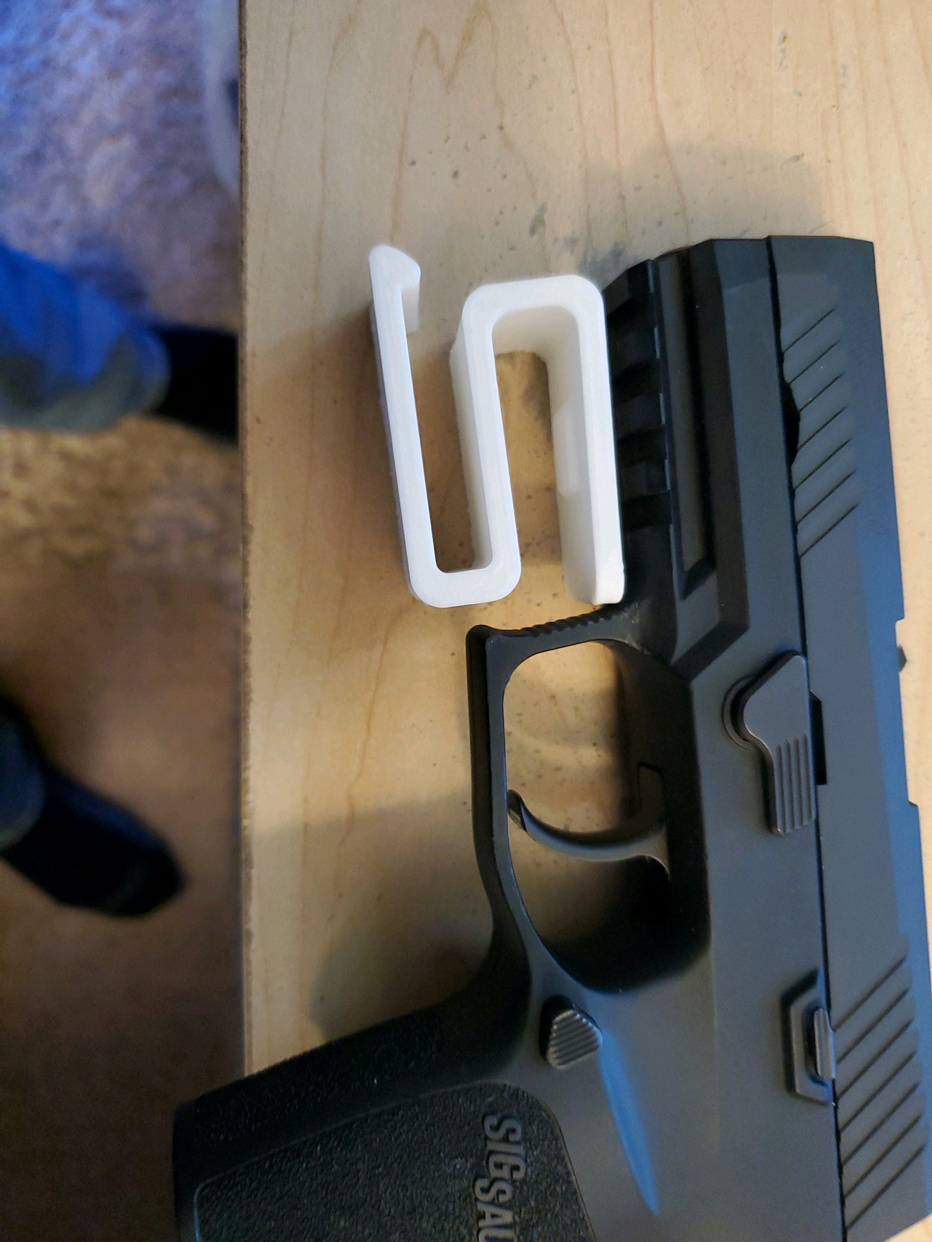 STL file sig p320 inseam holster 📱・Template to download and 3D print・Cults