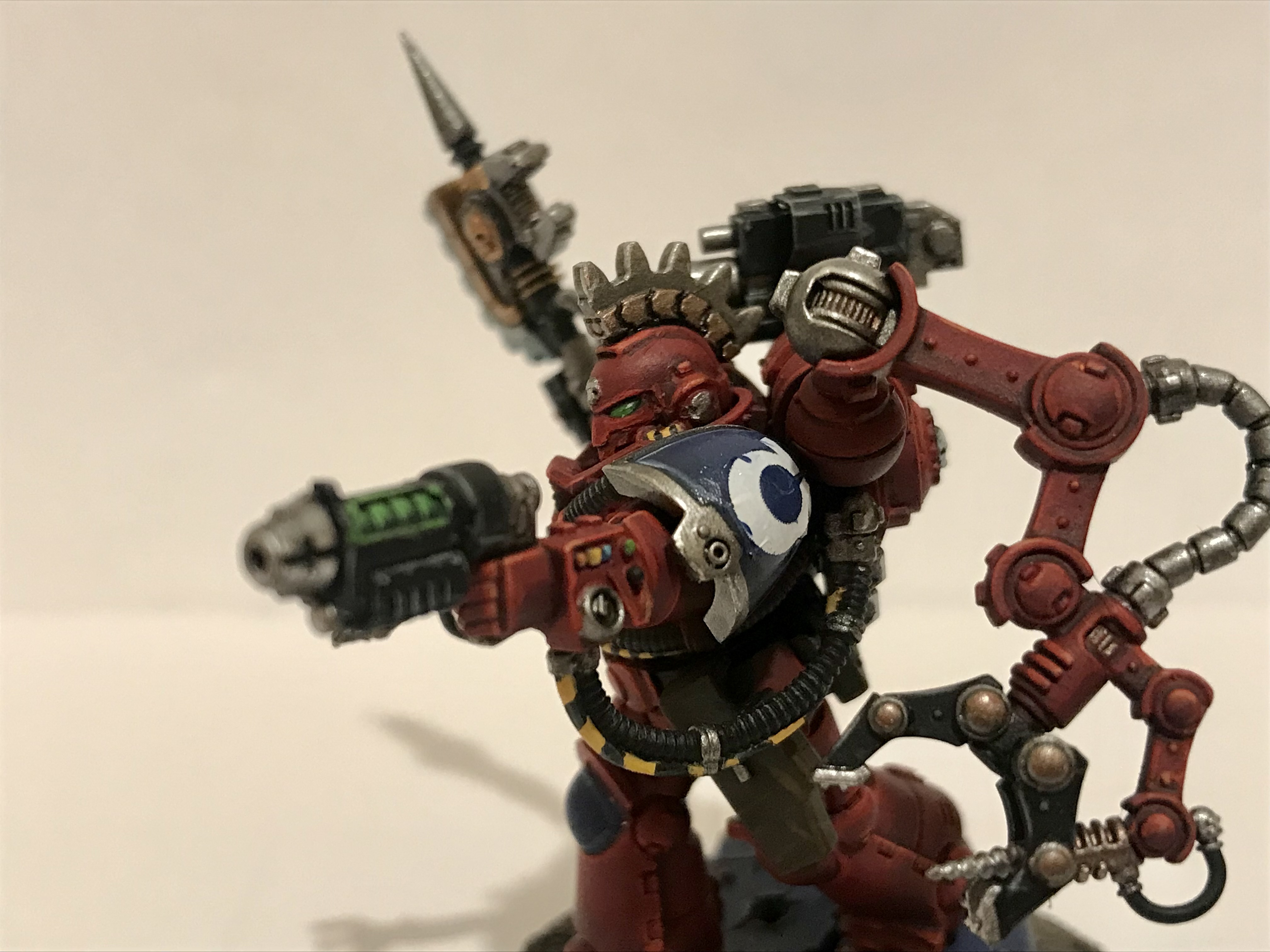 STL file Techmarine/ Iron Hands Helmet Crest・Design to download and 3D