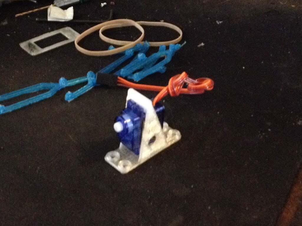 Archivo STL gratis Soporte para servo vertical Para servo TowerPro