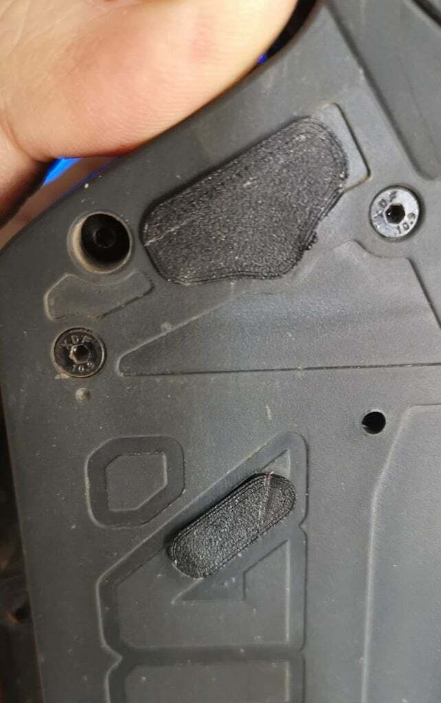 Free STL file Arrma Granite plugs below servo 🚁・Object to download and