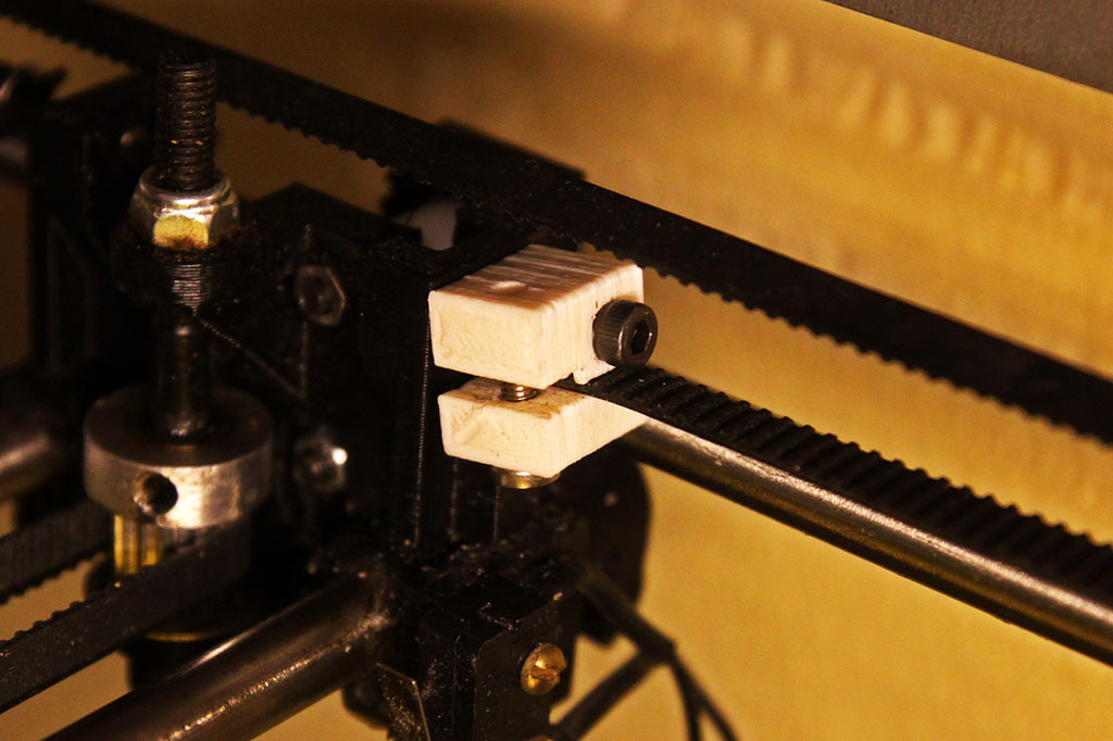 Free 3D file Simple GT2 belt clamp Solidoodle 2 belt screw