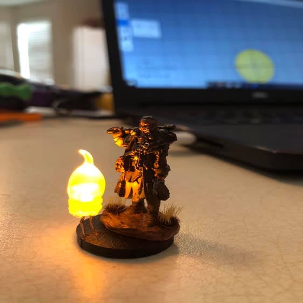 Archivo 3D gratis base linterna led a pilas para dnd 🎲・Diseño