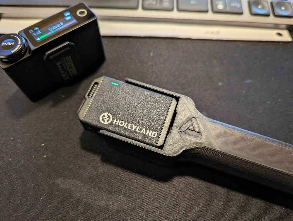 Free 3D file Handle Grip for Hollyland Lark Max 🧑‍🔧・3D print model to