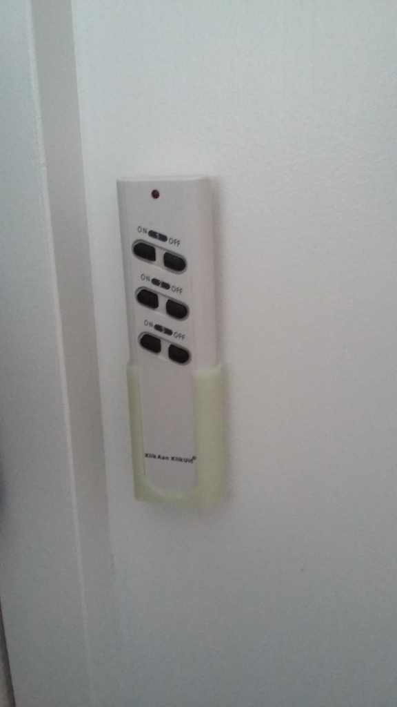 Free 3D file Remote holder for small klik aan klik uit remote.・Object to download and to 3D