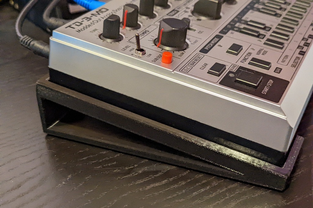 Support De Bureau Pour Synthétiseurs Behringer TD-3 Et RD-6 - 2 Niveaux (15° Et 60°) - Montage Sans Outil - Design Acid Orange - Stable Et Ergonomique - 6
