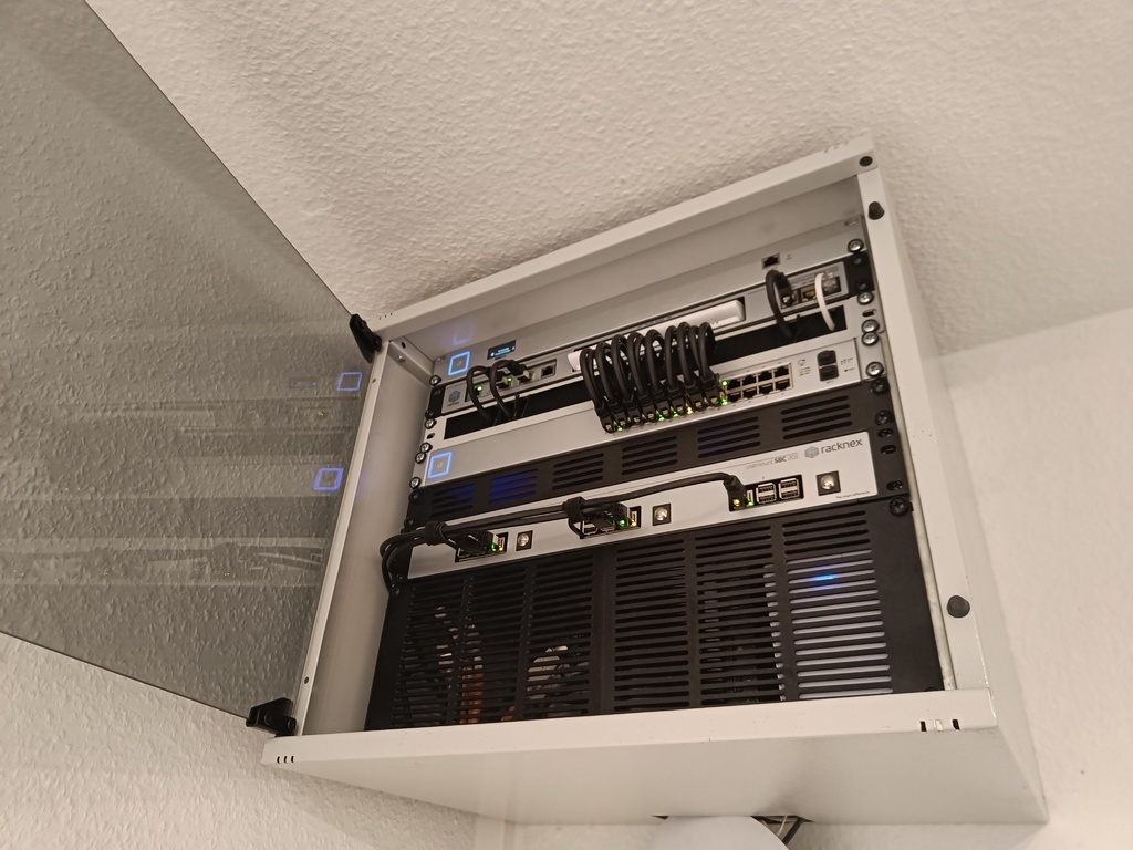 Free 3D file Customizable 19-inch server rack blends 🔌・Model to ...