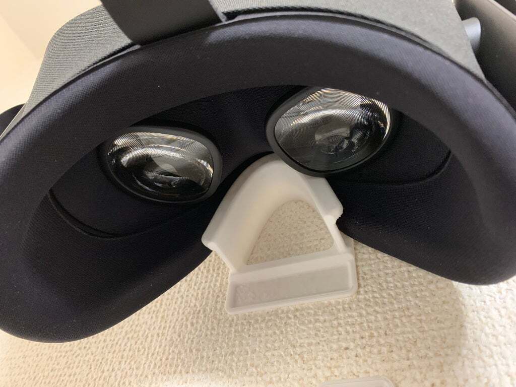 Free STL file Oculus Quest Goggles Wall Mount with Stapler and Screws